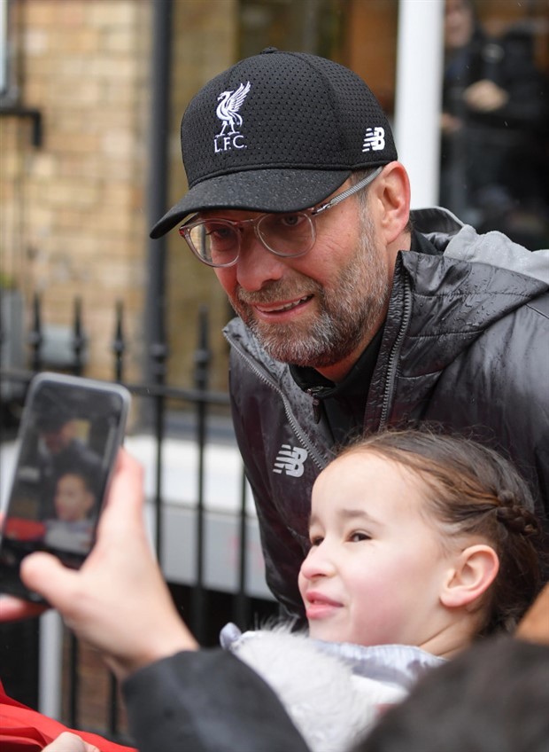 Dàn sao Liverpool đội mưa đi bộ đến dự Derby Merseyside - Bóng Đá