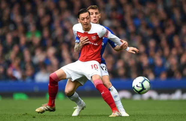 Ống kính sân cỏ: Ozil ném áo - Bóng Đá
