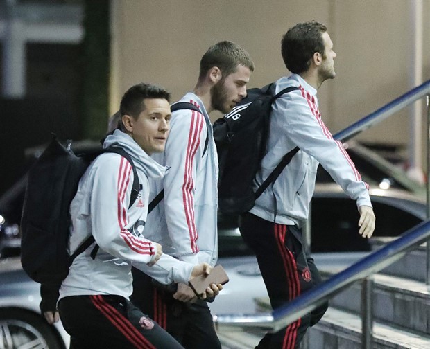 Sắp tới giờ đấu, dàn sao Man Utd vẫn trốn đi chơi bài - Bóng Đá