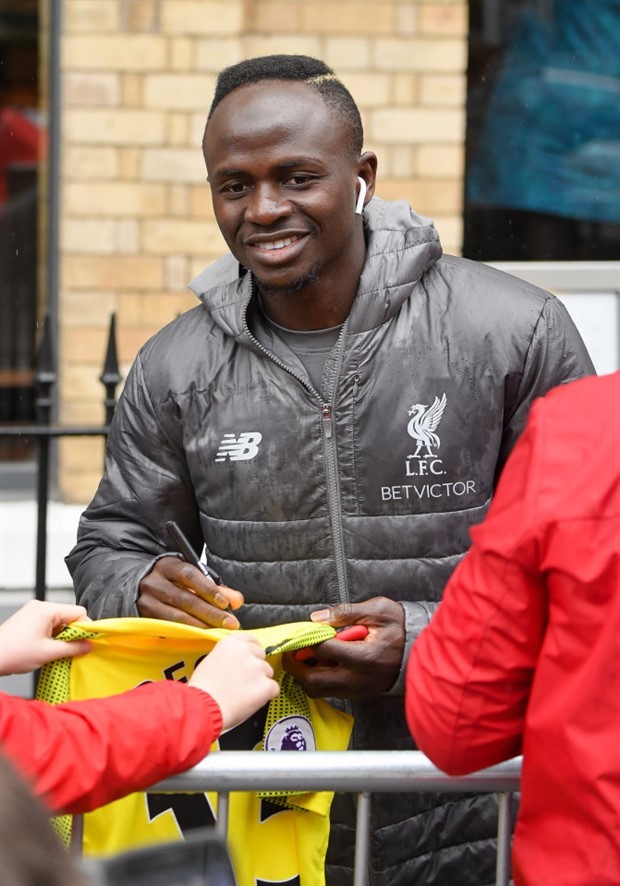 Dàn sao Liverpool đội mưa đi bộ đến dự Derby Merseyside - Bóng Đá