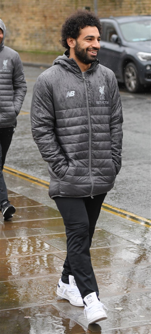 Dàn sao Liverpool đội mưa đi bộ đến dự Derby Merseyside - Bóng Đá