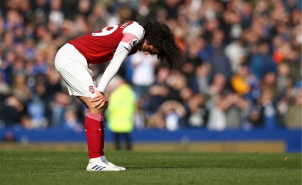 Ống kính sân cỏ: Ozil ném áo - Bóng Đá