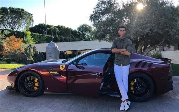 Cận cảnh dàn xế hộp siêu khủng của Ronaldo  - Bóng Đá