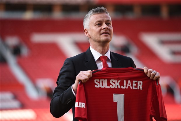 Sắp tới giờ đấu, dàn sao Man Utd vẫn trốn đi chơi bài - Bóng Đá