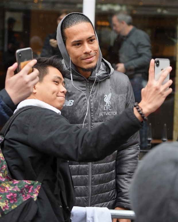 Dàn sao Liverpool đội mưa đi bộ đến dự Derby Merseyside - Bóng Đá