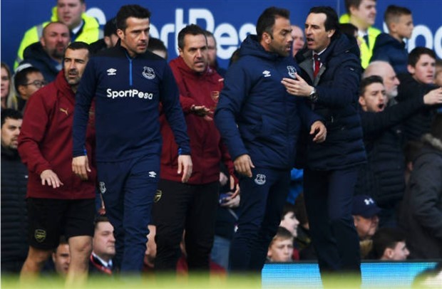 Ống kính sân cỏ: Ozil ném áo - Bóng Đá