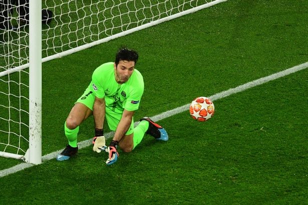 Lời giải thích khó đỡ cho sai lầm của Buffon trước Man Utd - Bóng Đá