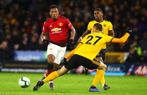 Dalot và Martial bị công nông chắn lối sân tập - Bóng Đá