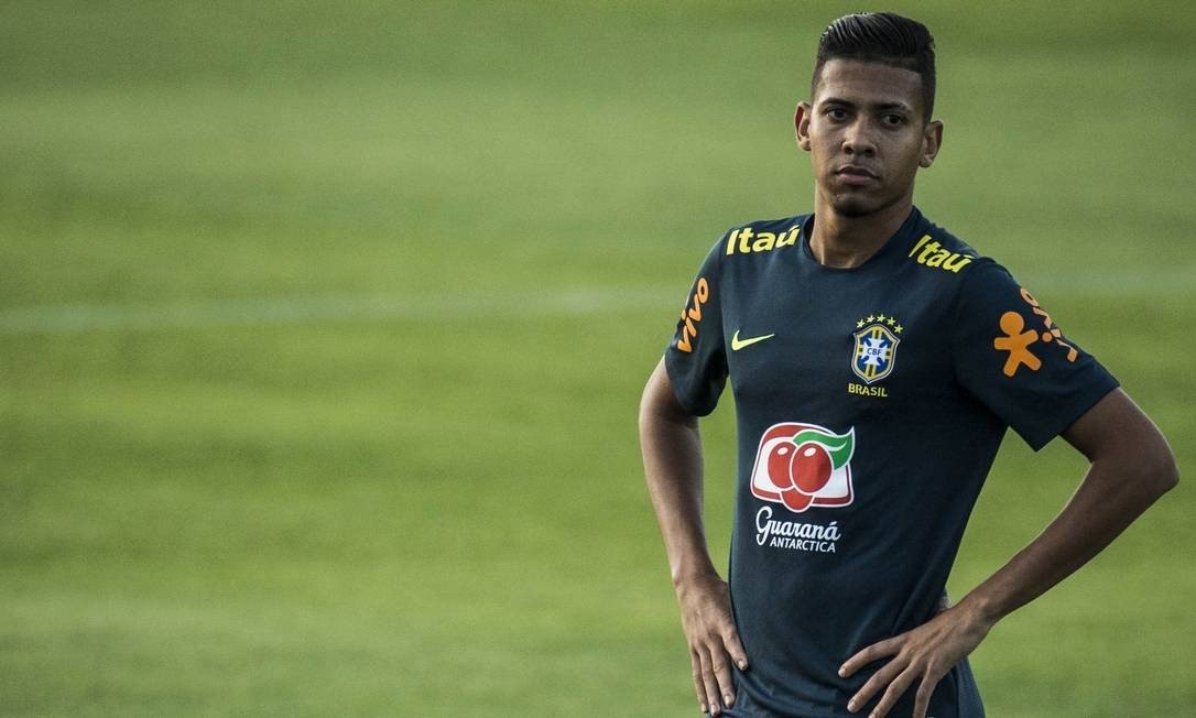 Bị xâu kim, Neymar kéo ngã Weverton trong buổi tập Brazil - Bóng Đá