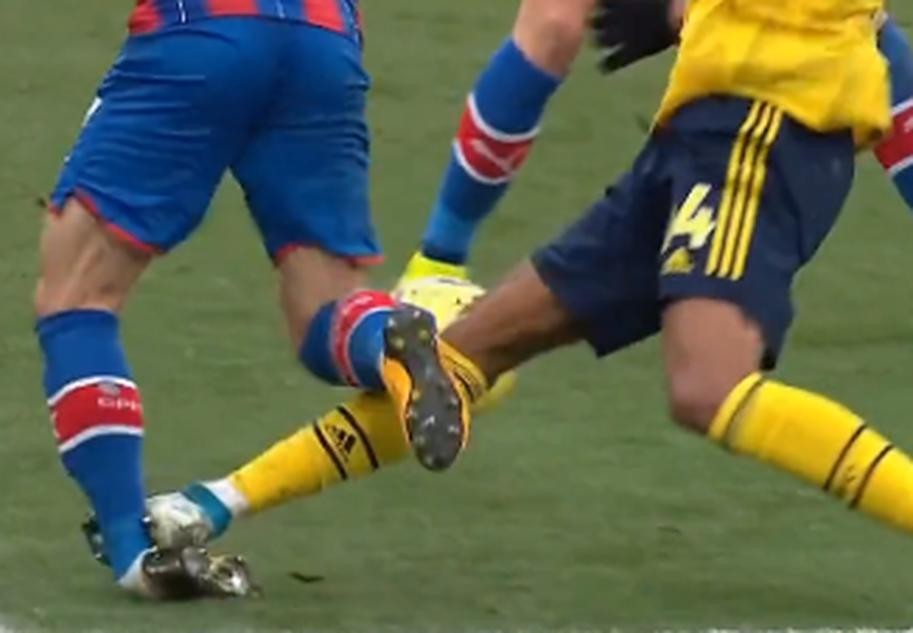 Mourinho phản ứng 'không tin nổi' sau pha vào bóng triệt hạ - Bóng Đá