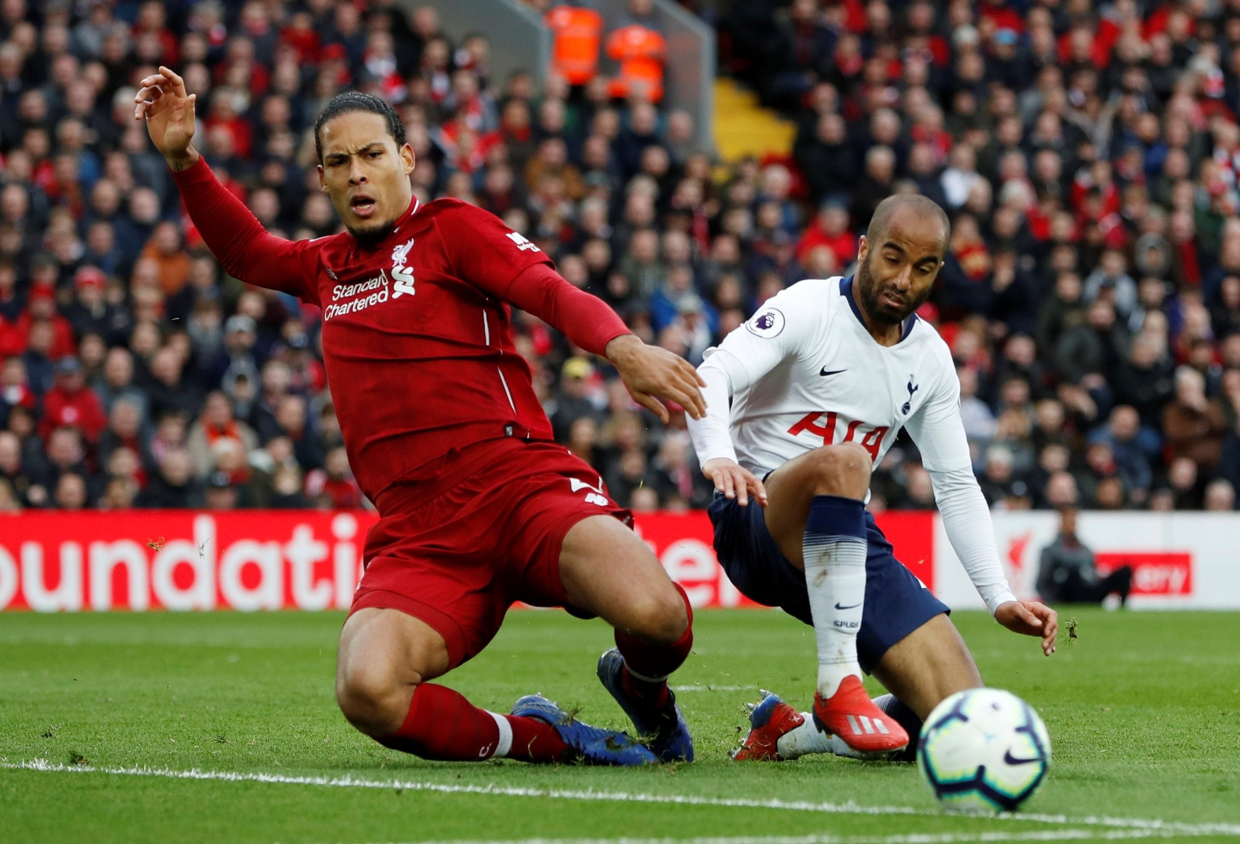 Đáng 'đồng tiền bát gạo', Van Dijk cứu Liverpool với pha phòng ngự đỉnh cao - Bóng Đá