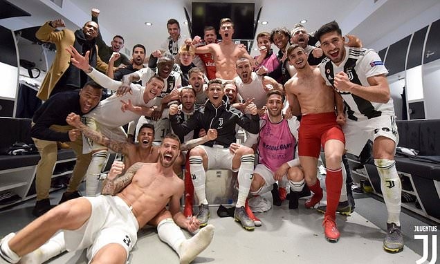 Ronaldo như ông hoàng trong phòng thay đồ Juventus - Bóng Đá