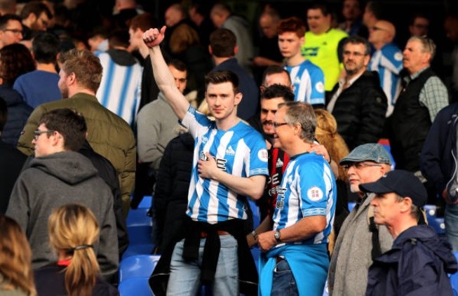 CĐV Huddersfield vỗ tay động viên khi đội nhà xuống hạng - Bóng Đá