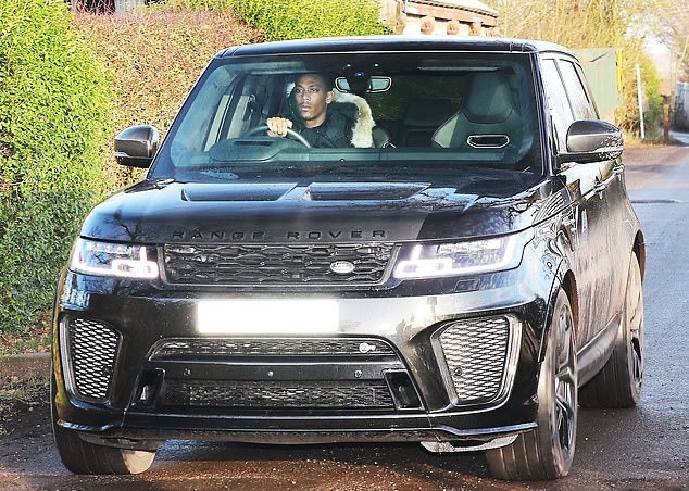 Anthony Martial and Jesse Lingard leave Manchester United training just FIFTEEN MINUTES after arriving - Bóng Đá