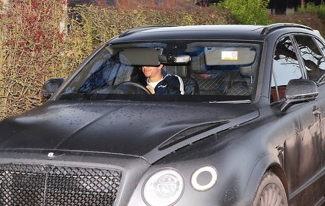 Anthony Martial and Jesse Lingard leave Manchester United training just FIFTEEN MINUTES after arriving - Bóng Đá