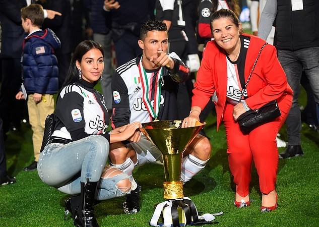 Mãi nâng cúp, Ronaldo có hành động làm đau con trai cưng - Bóng Đá