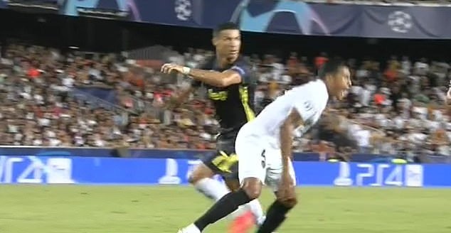 Nhận thẻ đỏ, Cristiano Ronaldo khóc như một đứa trẻ  - Bóng Đá