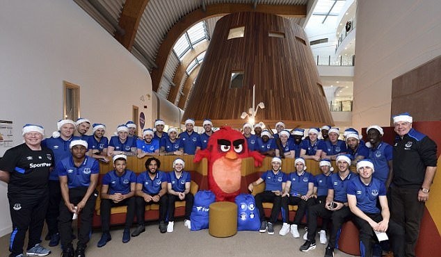 Rooney và đồng đội mang Angry Birds đến bệnh viện nhi - Bóng Đá