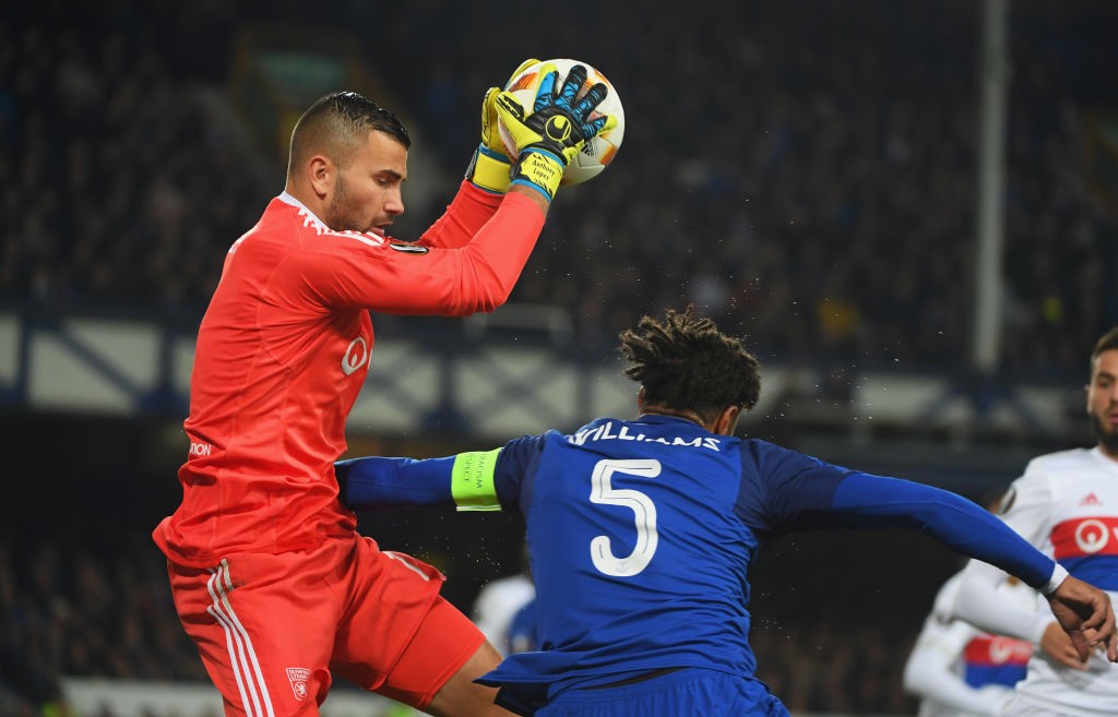 CĐV Everton bồng con nhỏ đánh cầu thủ Lyon - Bóng Đá