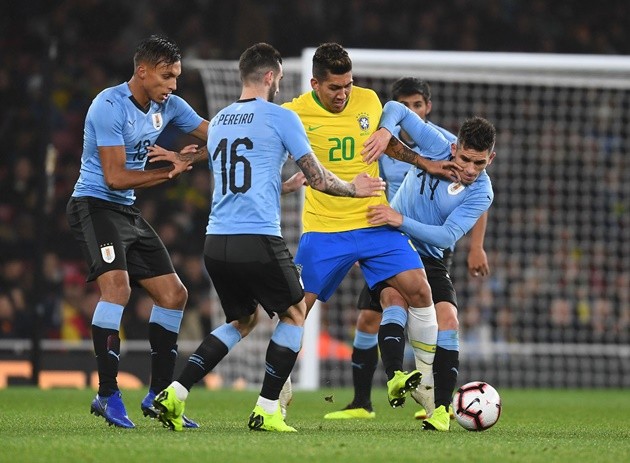 Torreira khóa chặt Neymar Firmino trong trận đấu Uruguay - Bóng Đá