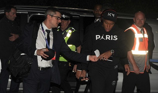 Thua Liverpool, Mbappe nhăn nhó trở về Pháp - Bóng Đá