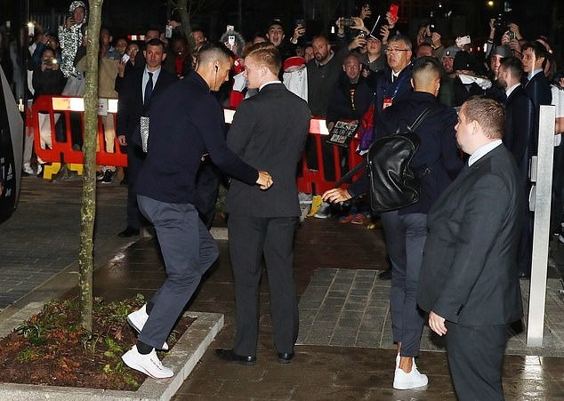 Ronaldo post hình Sir Alex - Bóng Đá