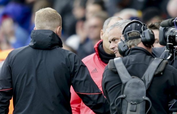 Mourinho nói gì với Howe sau trận? - Bóng Đá