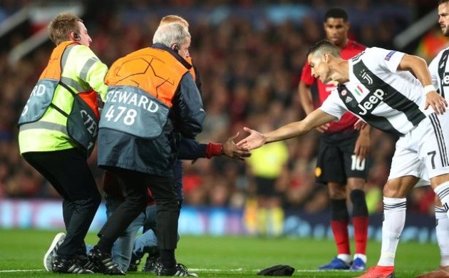 Ronaldo đã làm gì khiến Mourinho phải bật cười ngoài đường pitch? - Bóng Đá