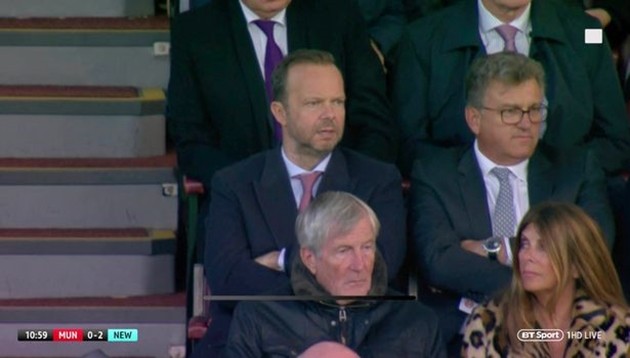 M.U thủng lưới, Ed Woodward phản ứng lạ trên khán đài - Bóng Đá