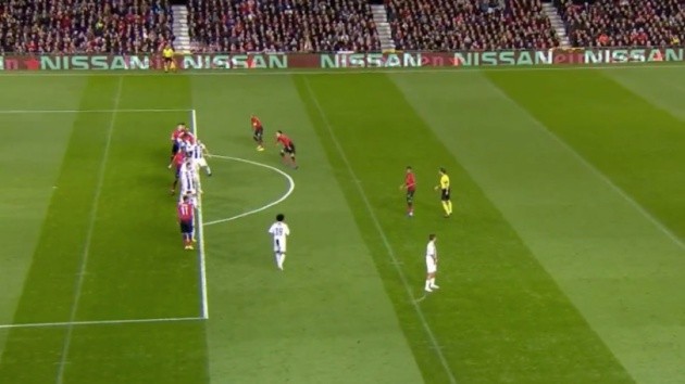 Vì sao sân Old Trafford xuất hiện nhiều vạch kẻ ở cuộc tiếp đón Juve? - Bóng Đá