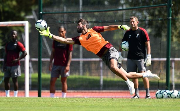 Carragher để ý thấy HLV thủ môn Liverpool chỉ đạo Alisson bắt pen - Bóng Đá