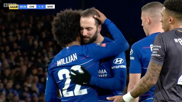 Fan Chelsea phát sốt vì 1 điều giữa Willian và Higuain trận Sheffield - Bóng Đá