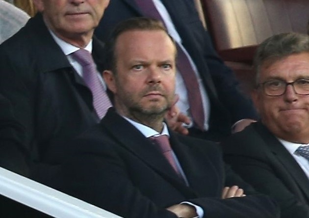 M.U thủng lưới, Ed Woodward phản ứng lạ trên khán đài - Bóng Đá