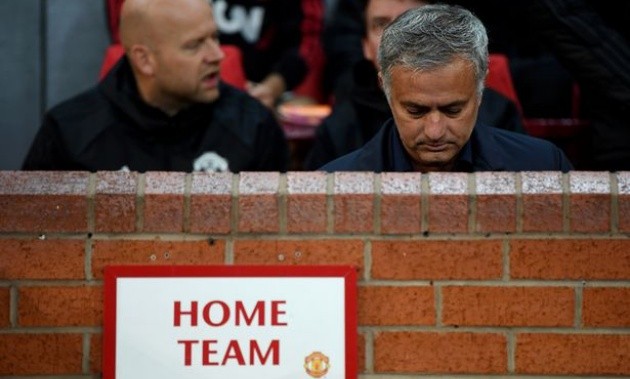 Hy vọng cuối cùng của Mourinho đã cạn sau động thái này của NHM M.U - Bóng Đá