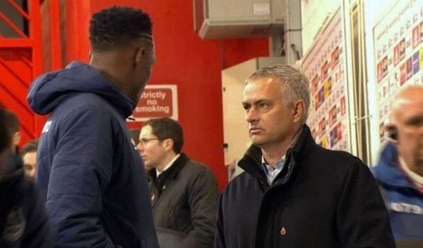 Mourinho nói chuyện với Mina trong đường hầm MU - Bóng Đá