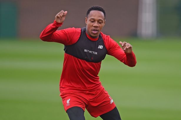 Lộ diện sao Liverpool 'bóc bánh trả tiền' cùng gái lạ - Bóng Đá