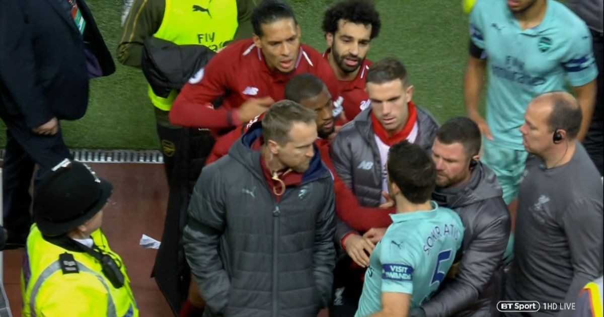 Van Dijk phủ nhận Salah và Sokratis đánh nhau - Bóng Đá