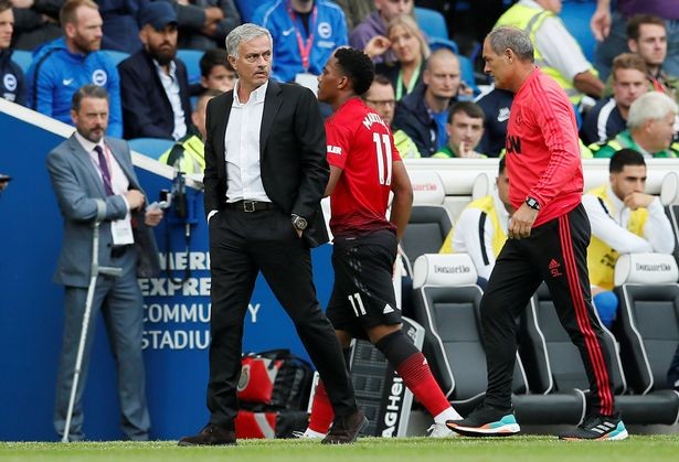Martial Mourinho không bắt tay - Bóng Đá