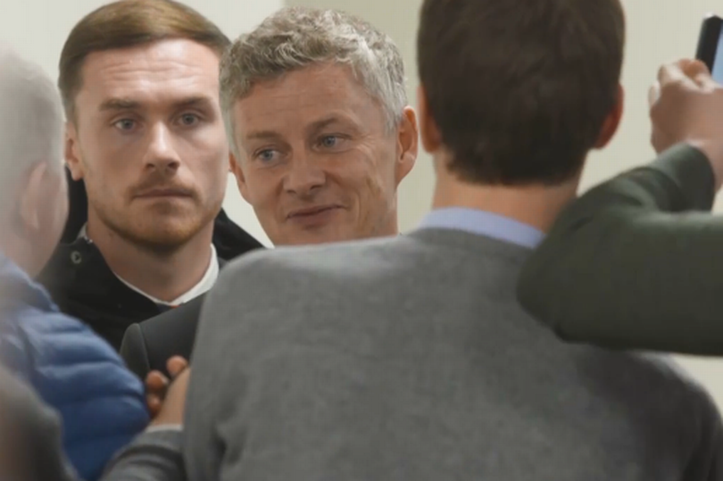 Điều gì xảy ra khi 1 CĐV Liverpool đòi bắt tay Solskjaer? - Bóng Đá