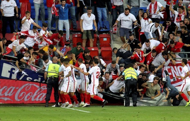 8 fan Sevilla nhập viện vì sự cố sập hàng rào - Bóng Đá