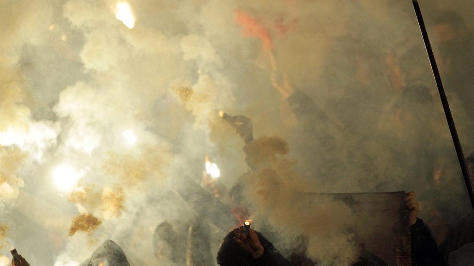 Derby thủ đô Serbia chìm trong biển máu - Bóng Đá