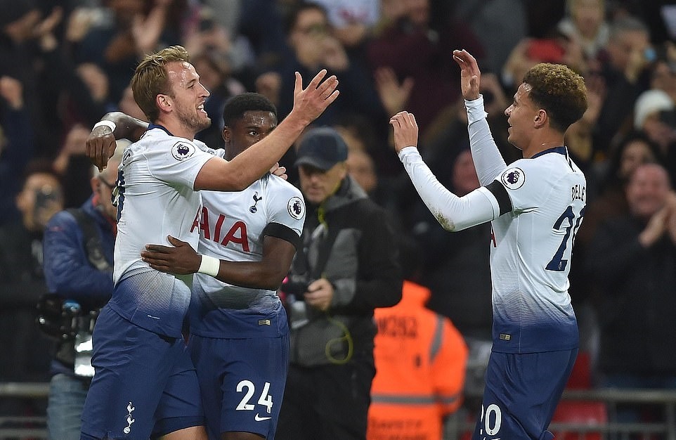 Bellerin bị cáng ra sân và đây là cầu thủ bất ngờ đến an ủi - Bóng Đá