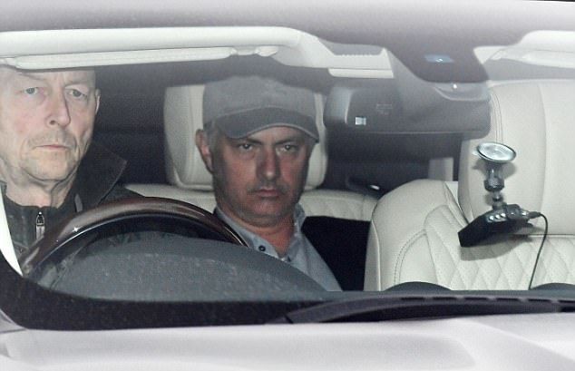 Trên đường đến sân tập, Man Utd bị fan nữ chặn đường xin chữ kí, tặng quà và 'selfie' - Bóng Đá