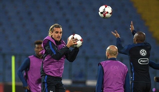 Griezmann cùng tuyển Pháp tập bóng rổ, Paul Pogba có ngứa tay? - Bóng Đá