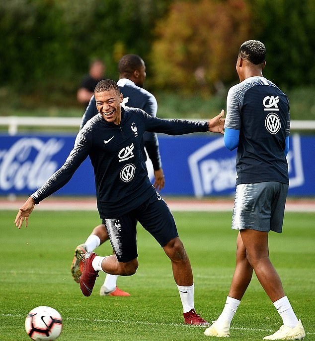 Kylian Mbappe liên tục pha trò - Bóng Đá