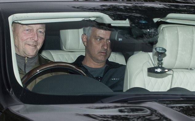 Mourinho đến sân tập Carrington với đầy vẻ âu lo - Bóng Đá