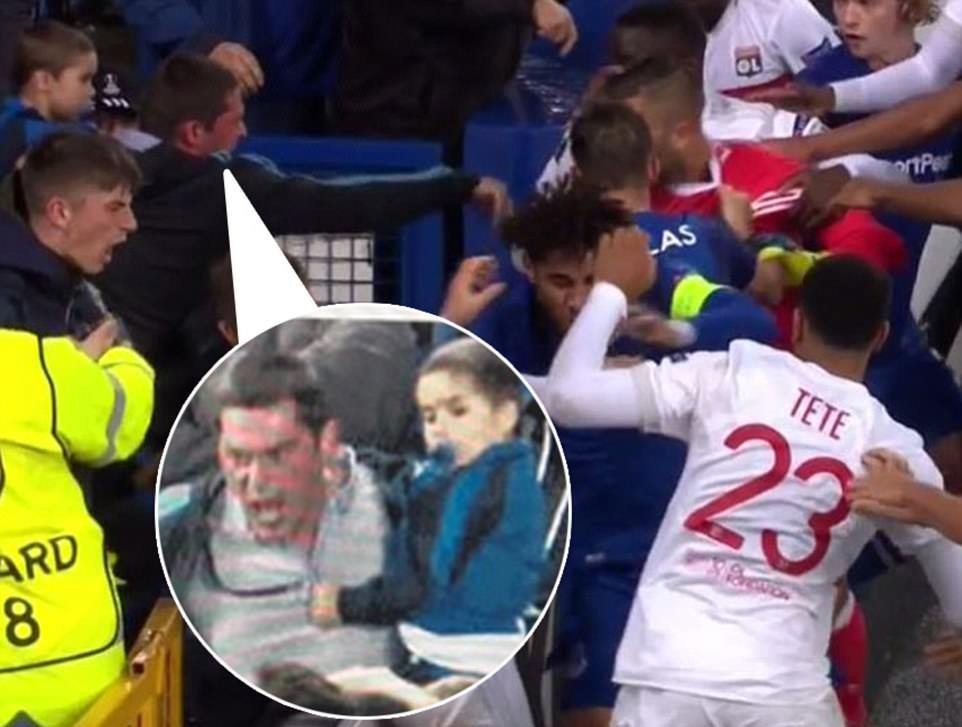 CĐV Everton bồng con nhỏ đánh cầu thủ Lyon - Bóng Đá