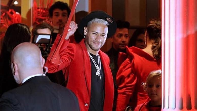 Neymar chống nạng vẫn quẩy nhiệt trong khi Ronaldo giản dị bên gia đình - Bóng Đá
