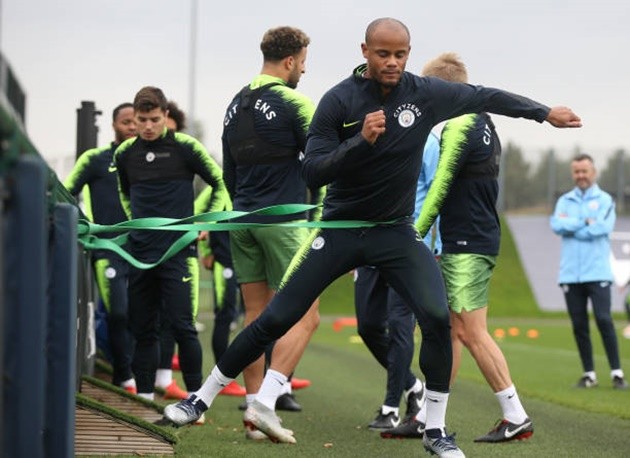 Mahrez tập chiêu lạ  - Bóng Đá