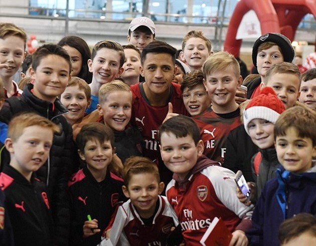 Sanchez bị các em nhỏ vây kín trong ngày lễ Giáng sinh - Bóng Đá
